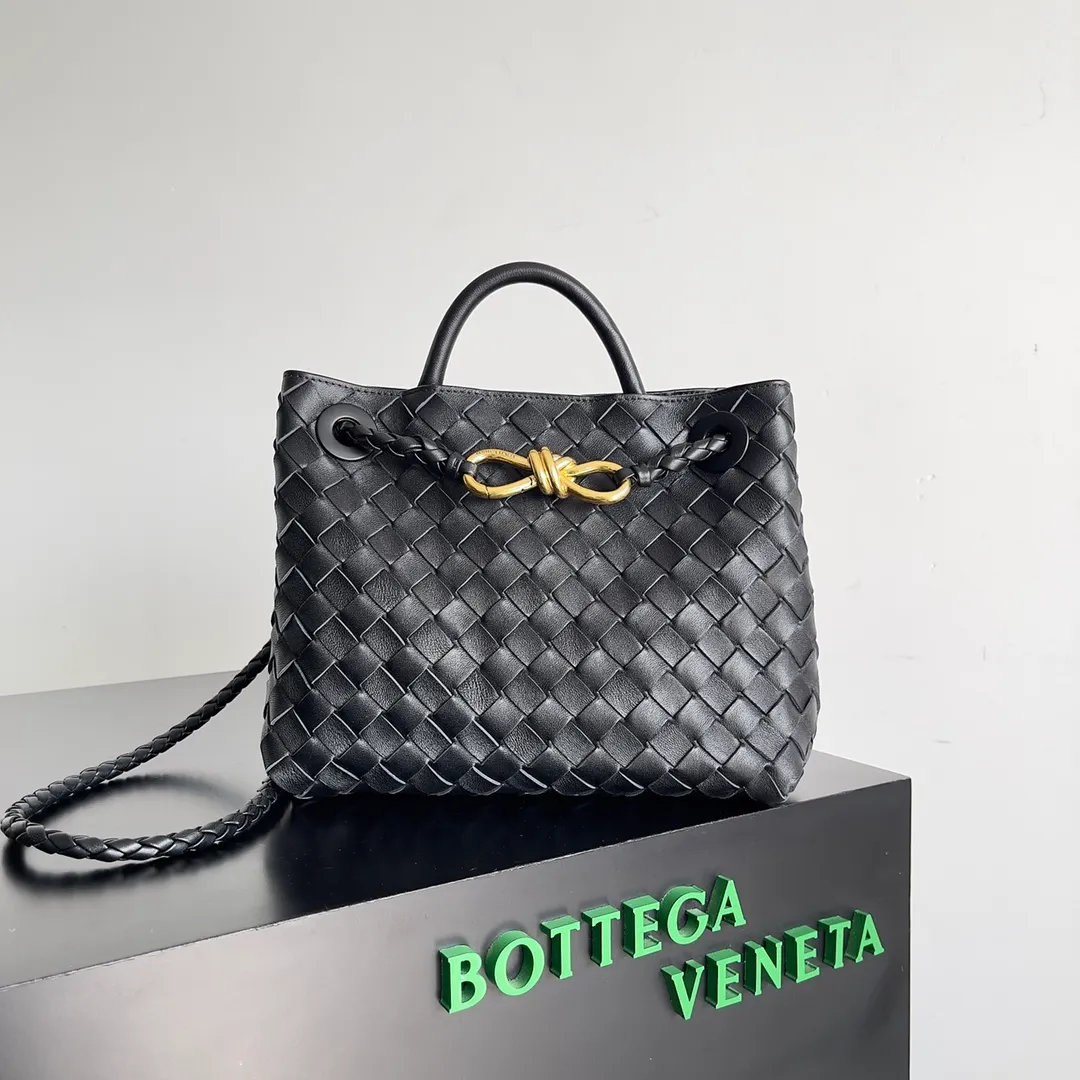 The 2023 new Andiamo batch of 1860 BV has been shipped‼ ️Really popular🔥The new Andiamo woven handbag launched by Bottega Veneta this season is really popular all over the world! ! Celebrities at home and abroad have worn it, and Oscar-winning actress Michelle Yeoh has taken it out on the street. Song Jia, Trai Yara, Yu Feihong, Sanji Ayaka, Rosie Hunting-Whiteley, Yoshioka Riho, etc. have all picked up this bag. It is classic and versatile, showing off its temperament, and the bag capacity is also large, which is very convenient for daily commuting! ! A variety of carrying methods, the shoulder straps can be adjusted by yourself, the original lambskin feels soft and delicate, and the neutral style is made to break gender boundaries and bring a more practical and longer-lasting use experience. Andiamo, which has both elegant and casual styles, perfectly interprets the true appearance of "fashionable old money style". Style number: 743568 Size: 25*22*10.5cm